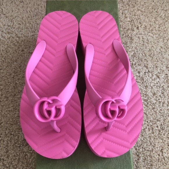 Gucci Chevron Thong Platform Sandals in Pink Rubber - Picture 6 of 7